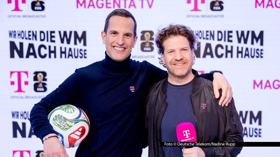 Mit der Telekom sind Deutschland-Chef Rodrigo Diehl und TV-Chef Armin Butzen in diesem Sommer bei der Fußball-Weltmeisterschaft am Ball. Zu den zahlreichen Exklusiv-Spielen, die bei MagentaTV gezeigt werden, zählen auch alle Vorrundenpartien der türkischen Nationalmannschaft. (Foto © Deutsche Telekom/Nadine Rupp)