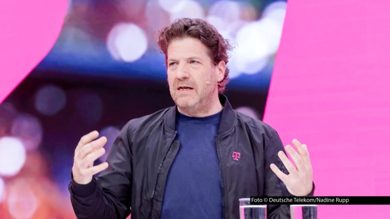 Nach den ersten sieben Spieltagen der Fußball-WM zog Telekom-TV-Chef Arnim Butzen eine positive Bilanz aus Sicht von MagentaTV. Das bislang erfolgreichste Gruppenspiel zwischen Frankreich und Senegal sahen demnach 6,5 Millionen Zuschauer. Auch die Socia-Media-Resonanz sei enorm.