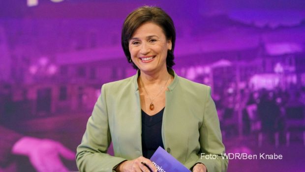 Üblicherweise stellt Sandra Maischberger selbst die Fragen in ihrer wöchentlichen Talkshow im Ersten. Am heutigen 18. Februar sitzt die Moderatorin hingegen auf der anderen Seite. Sie ist neben Rolando Villazón, Tim Mälzer u.a. zu Gast in der „NDR Talk Show“. (Foto: WDR/Ben Knabe)