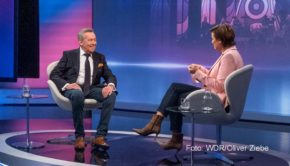 Schlagerstar Roland Kaiser ist in der aktuellen Ausgabe von „Maischberger. Der Podcast“ zu Gast. Darin geht’s u.a. um seine Kindheit und Jugend in Berlin, seinen Umgang mit dem Ruhm und sein politisches Engagement. (Foto: WDR/Oliver Ziebe)