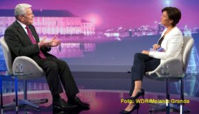 In der ARD-Talkshow „Maischberger. Die Woche“ dreht sich heute alles um Deutschlands Reaktionen auf den Ukraine-Krieg. Sandra Maischberger spricht u.a. mit Altbundespräsident Joachim Gauck, dem Militärexperten Carlo Masala und der deutsch-ukrainischen Schriftstellerin Katja Petrowskaja. (Foto: WDR/Melanie Grande)