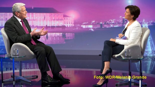 In der ARD-Talkshow „Maischberger. Die Woche“ dreht sich heute alles um Deutschlands Reaktionen auf den Ukraine-Krieg. Sandra Maischberger spricht u.a. mit Altbundespräsident Joachim Gauck, dem Militärexperten Carlo Masala und der deutsch-ukrainischen Schriftstellerin Katja Petrowskaja. (Foto: WDR/Melanie Grande)