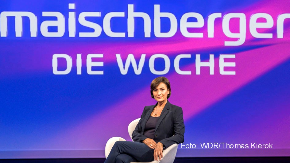 Sandra Maischberger lädt am heutigen 1. Dezember wieder zu ihrer Talkshow im Ersten ein. Mit Gästen wie NRW-Ministerpräsident Hendrik Wüst und Altbundespräsident Joachim Gauck spricht sie u.a. über die anstehenden Verschärfungen der Corona-Maßnahmen. (Foto: WDR/Thomas Kierok)