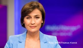 Ab dem 3. Mai wird Sandra Maischbergers ARD-Talkshow neben dem Mittwoch auch den Dienstag als regelmäßigen Sendeplatz erhalten. Am heutigen 24. Februar geht die Moderatorin mit einer Sonderausgabe zum eskalierenden Konflikt in der Ukraine auf Sendung. (Foto: WDR/Thomas Kierok)