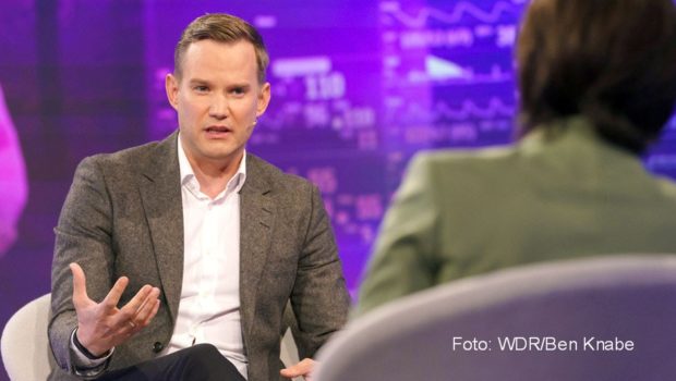 Der Virologe Hendrik Streeck ist zu Gast in der aktuellen Folge von „Maischberger. Der Podcast“. Dort spricht er mit Sandra Maischberger u.a. über die derzeitige Pandemie-Entwicklung, aber auch über seine Freizeitgestaltung und seine Erfahrungen als Filmkomponist. (Foto: WDR/Ben Knabe)