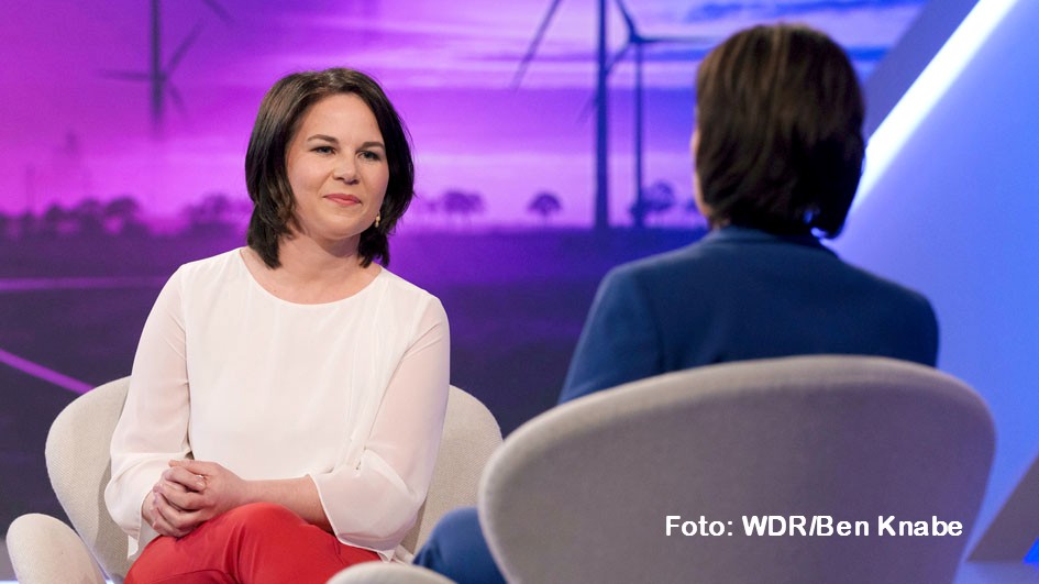 In der neusten „Maischberger“-Sendung am heutigen 25. September diskutiert u.a. Gastgeberin Sandra Maischberger mit der Außenministerin Annalena Baerbock über Deutschlands Rolle in internationalen Krisen. (Foto: WDR/Ben Knabe)