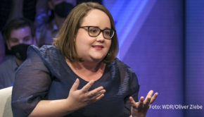 Grünen-Chefin Ricarda Lang ist heute in der ARD-Talkshow „Maischberger“ zu Gast. Mit Sandra Maischberger und Bayerns Wirtschaftsminister Hubert Aiwanger spricht sie über die Möglichkeit von Zwangsdrosselungen der Energieversorgung im Herbst und Winter. (Foto: WDR/Oliver Ziebe)