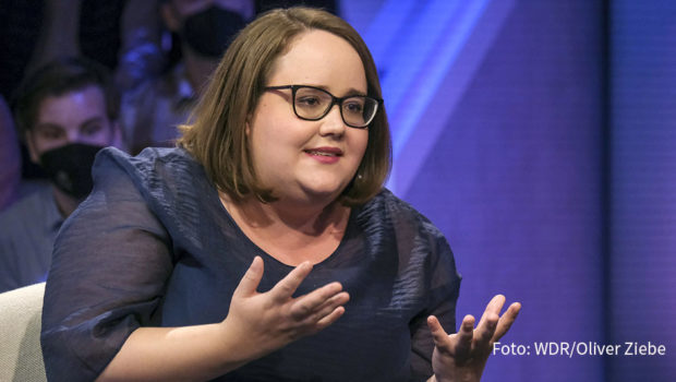 Grünen-Chefin Ricarda Lang ist heute in der ARD-Talkshow „Maischberger“ zu Gast. Mit Sandra Maischberger und Bayerns Wirtschaftsminister Hubert Aiwanger spricht sie über die Möglichkeit von Zwangsdrosselungen der Energieversorgung im Herbst und Winter. (Foto: WDR/Oliver Ziebe)