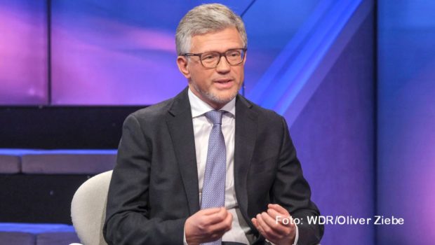 Der scheidende ukrainische Botschafter in Deutschland, Andrij Melnyk, spricht am 13. September in der ARD-Talkshow „Maischberger“ über die aktuellen Entwicklungen in seinem Heimatland. Weitere Gäste sind u.a. der Militärexperte Carlo Masala und der Schauspieler Walter Sittler. (Foto: WDR/Oliver Ziebe)