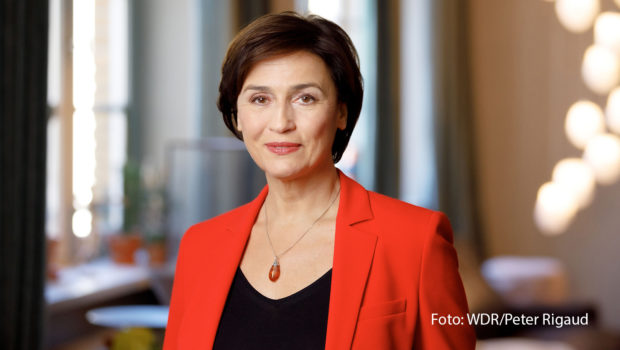 In der neusten Ausgabe ihrer ARD-Talkshow spricht Sandra Maischberger über die aktuellen Entwicklungen im Ukraine-Krieg. Zu Gast sind u.a. die Moderatorin Pinar Atalay und der ehemalige Russland-Botschafter Rüdiger von Fritsch. (Foto: WDR/Peter Rigaud)