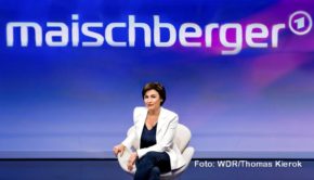 Sandra Maischberger spricht in ihrer ARD-Talkshow am 21. und 22. Juni u.a. über einen möglichen EU-Beitritt der Ukraine, die Corona-Sommerwelle und Humor in schwierigen Zeiten. Zu den Gästen gehören Barbara Schöneberger, Karl Lauterbach und Russlands Ex-Ministerpräsident Michail Kasjanow. (Foto: WDR/Thomas Kierok)