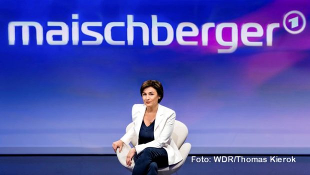 Sandra Maischberger spricht in ihrer ARD-Talkshow am 21. und 22. Juni u.a. über einen möglichen EU-Beitritt der Ukraine, die Corona-Sommerwelle und Humor in schwierigen Zeiten. Zu den Gästen gehören Barbara Schöneberger, Karl Lauterbach und Russlands Ex-Ministerpräsident Michail Kasjanow. (Foto: WDR/Thomas Kierok)