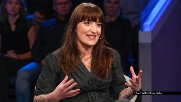 In einer neuen Ausgabe der ARD-Talkshow „Maischberger“ ist am 6. Mai u.a. die Linken-Fraktionsvorsitzende Heidi Reichinnek zu Gast. Sie diskutiert mit dem frisch im Amt bestätigten Unions-Fraktionschef Jens Spahn über das Thema Steuergerechtigkeit. (Foto © WDR/Oliver Ziebe)