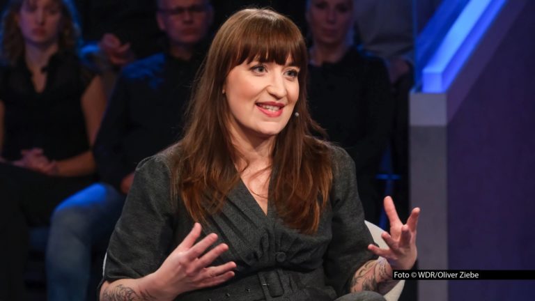 In einer neuen Ausgabe der ARD-Talkshow „Maischberger“ ist am 6. Mai u.a. die Linken-Fraktionsvorsitzende Heidi Reichinnek zu Gast. Sie diskutiert mit dem frisch im Amt bestätigten Unions-Fraktionschef Jens Spahn über das Thema Steuergerechtigkeit. (Foto © WDR/Oliver Ziebe)