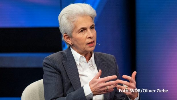 Am heutigen 16. November lädt Sandra Maischberger zu einer weiteren Ausgabe ihrer Talkshow im Ersten ein. Mit Gästen wie der FDP-Politikerin Marie-Agnes Strack-Zimmermann und dem Schauspieler Hannes Jaenicke spricht sie u.a. über den Krieg in der Ukraine und die Aktionen der „Letzten Generation“. (Foto: WDR/Oliver Ziebe)