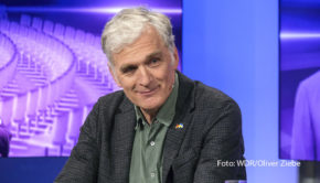 In der neuesten Ausgabe ihrer Talkshow spricht Sandra Maischberger am 19. März mit Gästen wie Bundesumweltministerin Steffi Lemke, dem CSU-Politiker Alexander Dobrindt und dem Schauspieler Walter Sittler u.a. über zentrale Streitthemen zwischen der Regierung und Opposition. (Foto: WDR/Oliver Ziebe)