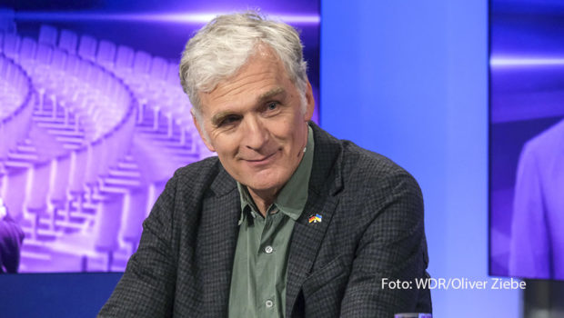 In der neuesten Ausgabe ihrer Talkshow spricht Sandra Maischberger am 19. März mit Gästen wie Bundesumweltministerin Steffi Lemke, dem CSU-Politiker Alexander Dobrindt und dem Schauspieler Walter Sittler u.a. über zentrale Streitthemen zwischen der Regierung und Opposition. (Foto: WDR/Oliver Ziebe)