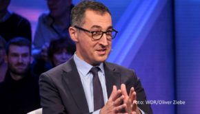 Bundeslandwirtschaftsminister Cem Özdemir ist am 10. Mai in der ARD-Talkshow „Maischberger“ zu Gast, um über die politische Lage in der Türkei, dem Herkunftsland seiner Eltern, zu sprechen. Ein weiterer Gesprächspartner von Sandra Maischberger ist Bayerns Ministerpräsident Markus Söder. (Foto: WDR/Oliver Ziebe)
