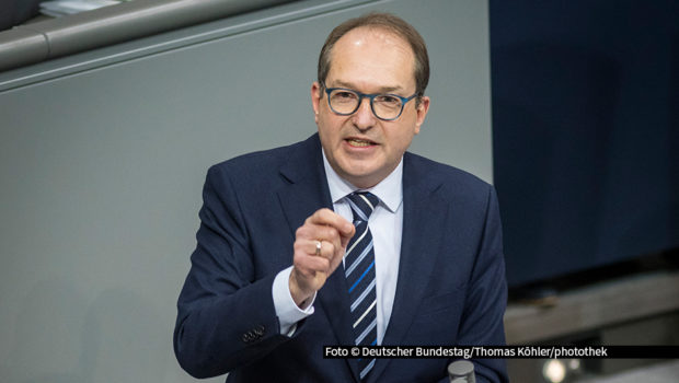 Das Berliner Verwaltungsgericht hat entschieden: Die von Bundesinnenminister Alexander Dobrindt veranlassten Grenzabweisungen sind rechtswidrig. Am 3. Juni wird der CSU-Politiker in der ARD-Talkshow „Maischberger“ zu Gast sein, um sich zu seiner Migrationspolitik zu äußern. Foto © Deutscher Bundestag/Thomas Köhler/photothek