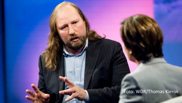 Das erste Treffen des Koalitionsausschusses musste nach 20 Stunden abgebrochen werden. Am heutigen 28. März geht’s weiter. Ab 22:50 Uhr spricht Sandra Maischberger in ihrer ARD-Talkshow u.a. mit dem Grünen-Politiker Anton Hofreiter über den Stand der Dinge in Sachen Ampelregierung. (Foto: WDR/Thomas Kierok)