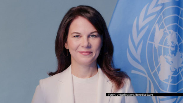 Die aktuelle und künftige Rolle der Vereinten Nationen, denen US-Präsident Trump den sogenannten „Friedensrat“ entgegengesetzt hat, ist am 24. Februar ein Thema in der ARD-Talkshow „Maischberger“. Zu Gast ist Annalena Baerbock, die Präsidentin der UN-Generalversammlung. (Foto © United Nations/Benedict Evans)