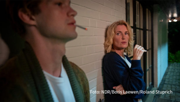 Am 20. November knüpft Sandra Maischberger an die Thematik des vorab gezeigten ARD-Films „Bis zur Wahrheit“ an. In dem Drama mit Hauptdarstellerin Maria Furtwängler geht’s um sexualisierte Gewalt an Frauen. Außerdem zu Gast: US-Journalisten-Legende Bob Woodward. (Foto: NDR/Boris Laewen/Roland Stuprich)