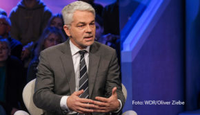 Die Spannungen zwischen der Union und der Ampelkoalition, sowie der anhaltende Krieg in der Ukraine dominieren zurzeit die Schlagzeilen. Zu diesen Themen begrüßt Sandra Maischberger am 16. Januar in ihrer ARD-Talkshow u.a. den Militärexperten Carlo Masala sowie den CDU-Politiker Daniel Günther. (Foto: WDR/Oliver Ziebe)