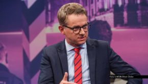 Der Bundeshaushalt 2027 wurde vom Kabinett beschlossen. Welche Finanzierungspläne konkret vorgesehen sind, ist eine der Fragen, um die es am 29. April in einer neuen Ausgabe „Maischberger geht. Antworten gibt’s u.a. von CDU-Generalsekretär Carsten Linnemann. Foto © WDR/Oliver Ziebe