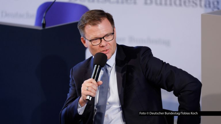 Am heutigen Dienstag, den 15. September, meldet sich „Maischberger“ um 22:50 Uhr im Ersten. Zu Gast ist u.a. Bundesumweltminister Carsten Schneider (SPD), der über die politische Stimmung im Osten und die Folgen der Wahl in Sachsen-Anhalt spricht. Foto © Deutscher Bundestag/Tobias Koch