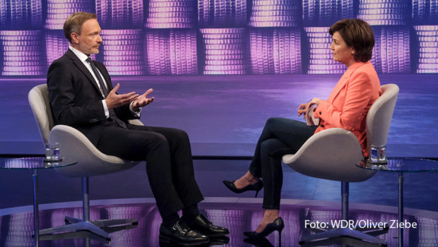 Am 10. Januar lädt Sandra Maischberger zu einer neuen Ausgabe ihrer Talkshow im Ersten ein. Im Studio begrüßt sie u.a. Bundesfinanzminister Christian Lindner, der die geplanten Maßnahmen der Regierung zur Lösung des Haushaltsstreits genauer erläutern will. (Foto: WDR/Oliver Ziebe)