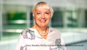 In der neuesten Ausgabe ihrer ARD-Talkshow am 4. Juni geht Sandra Maischberger der Frage nach, weshalb derzeit die Akzeptanz für grüne Politik schwindet. Im Studio begrüßt die Moderatorin zu diesem Thema die Staatsministerin für Kultur und Medien und Grünen-Politikerin Claudia Roth. (Foto: Bündnis 90/Die Grünen Bundestagsfraktion/Kaminski)