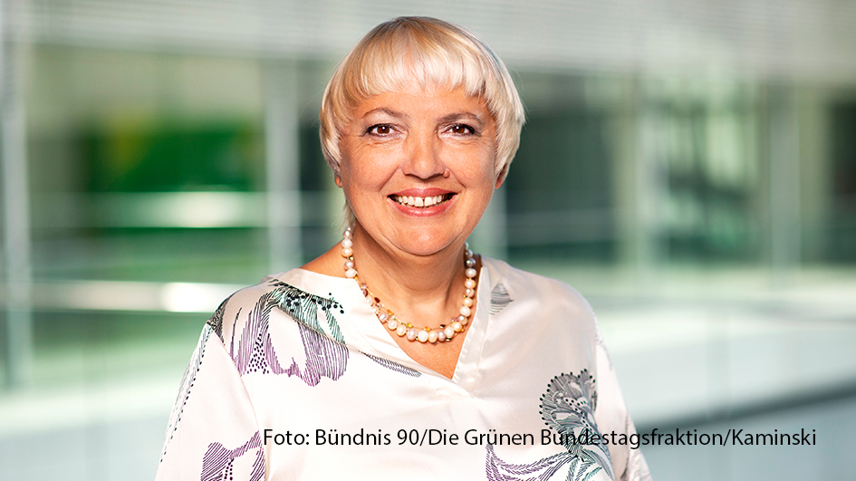 In der neuesten Ausgabe ihrer ARD-Talkshow am 4. Juni geht Sandra Maischberger der Frage nach, weshalb derzeit die Akzeptanz für grüne Politik schwindet. Im Studio begrüßt die Moderatorin zu diesem Thema die Staatsministerin für Kultur und Medien und Grünen-Politikerin Claudia Roth. (Foto: Bündnis 90/Die Grünen Bundestagsfraktion/Kaminski)