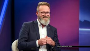 In ihrer ARD-Talkshow geht Sandra Maischberger mit ihren Gästen den stark steigenden Spritpreisen auf den Grund. Im Studio begrüßt sie zu diesem Thema u.a. den schleswig-holsteinischen Wirtschaftsminister Claus Ruhe Madsen (CDU) und den ehemaligen VW-Chef Herbert Diess. Foto © WDR/Oliver Ziebe