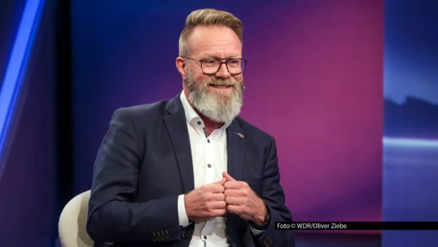 In ihrer ARD-Talkshow geht Sandra Maischberger mit ihren Gästen den stark steigenden Spritpreisen auf den Grund. Im Studio begrüßt sie zu diesem Thema u.a. den schleswig-holsteinischen Wirtschaftsminister Claus Ruhe Madsen (CDU) und den ehemaligen VW-Chef Herbert Diess. Foto © WDR/Oliver Ziebe