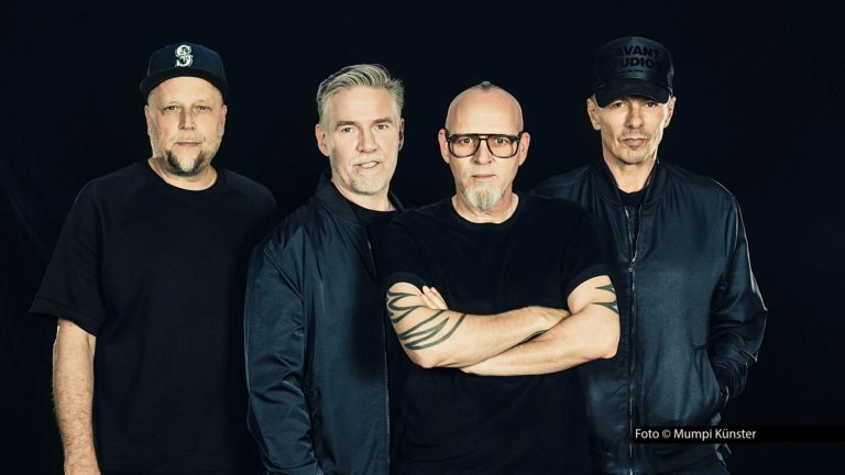 Mit den Fantastischen Vier geht Smudo (links) ab Dezember unter dem Motto „Der letzte Bus“ auf Abschiedstour. Am 23. September ist der Rapper, der sich seit Jahrzehnten gegen Rechtsextremismus engagiert, aber erst einmal in der ARD-Talkshow „Maischberger“ zu Gast.