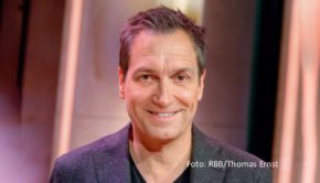 Kabarettist Dieter Nuhr ist am 20. März einer der Gäste von Moderatorin Sandra Maischberger in der neuen Ausgabe ihrer ARD-Talkshow. Darüber hinaus diskutieren die Politiker Kevin Kühnert (SPD) und Jens Spahn (CDU) u.a. über das Thema Bürgergeld. (Foto: RBB/Thomas Ernst)