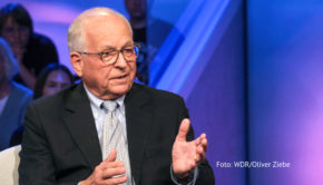 Seit den Terrorangriff der radikalislamischen Hamas herrscht in Israel offiziell der Kriegszustand. Über dieses Thema spricht Sandra Maischberger in ihrer ARD-Talkshow am 10. Oktober u.a. mit dem langjährigen Vorsitzenden der Münchner Sicherheitskonferenz Wolfgang Ischinger. (Foto: WDR/Oliver Ziebe)