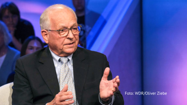 Seit den Terrorangriff der radikalislamischen Hamas herrscht in Israel offiziell der Kriegszustand. Über dieses Thema spricht Sandra Maischberger in ihrer ARD-Talkshow am 10. Oktober u.a. mit dem langjährigen Vorsitzenden der Münchner Sicherheitskonferenz Wolfgang Ischinger. (Foto: WDR/Oliver Ziebe)