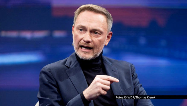 In ihrer ARD-Talkshow begrüßt Sandra Maischberger am 19. November Christian Lindner (FDP). Der ehemalige Bundesfinanzminister wirft einen kritischen Blick auf die neue Regierung – und spricht zugleich offen darüber, wie sich sein Leben nach dem Ausstieg aus der Politik verändert hat. Weitere Gäste sind u.a. Boris Palmer und Philipp Türmer.