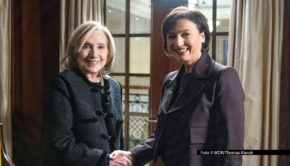 Moderatorin Sandra Maischberger traf die ehemalige US-Außenministerin Hillary Clinton in Berlin zum Interview. Ein Mitschnitt des Gesprächs, in dem es u.a. um die transatlantischen Beziehungen, den Ukraine-Krieg und die Epstein-Files geht, wird am 18. Februar in der Talkshow „Maischberger“ gezeigt. (Foto © WDR/Thomas Kierok)