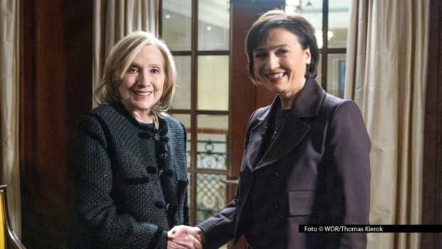 Moderatorin Sandra Maischberger traf die ehemalige US-Außenministerin Hillary Clinton in Berlin zum Interview. Ein Mitschnitt des Gesprächs, in dem es u.a. um die transatlantischen Beziehungen, den Ukraine-Krieg und die Epstein-Files geht, wird am 18. Februar in der Talkshow „Maischberger“ gezeigt. (Foto © WDR/Thomas Kierok)