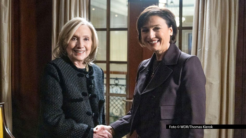 Moderatorin Sandra Maischberger traf die ehemalige US-Außenministerin Hillary Clinton in Berlin zum Interview. Ein Mitschnitt des Gesprächs, in dem es u.a. um die transatlantischen Beziehungen, den Ukraine-Krieg und die Epstein-Files geht, wird am 18. Februar in der Talkshow „Maischberger“ gezeigt. (Foto © WDR/Thomas Kierok)