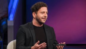 Wie lässt sich die deutsche Wirtschaft wieder in Schwung bringen? Über diese Frage diskutiert Sandra Maischberger am 1. Oktober in einer neuen Ausgabe ihrer ARD-Talkshow. Zu Gast sind u.a. der Grünen-Chef Felix Banaszak und Kanzleramtsminister Thorsten Frei. Foto © WDR/Oliver Ziebe