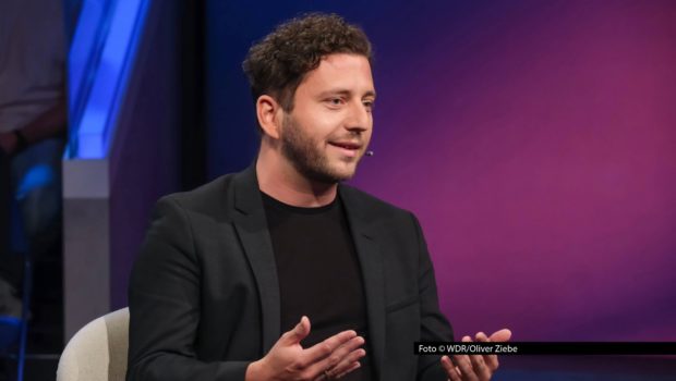 Wie lässt sich die deutsche Wirtschaft wieder in Schwung bringen? Über diese Frage diskutiert Sandra Maischberger am 1. Oktober in einer neuen Ausgabe ihrer ARD-Talkshow. Zu Gast sind u.a. der Grünen-Chef Felix Banaszak und Kanzleramtsminister Thorsten Frei. Foto © WDR/Oliver Ziebe