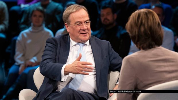 Am 14. Oktober begrüßt Moderatorin Sandra Maischberger u.a. den CDU-Politiker Armin Laschet zu einer neuen Ausgabe ihrer ARD-Talkshow. Gemeinsam blicken sie auf die Friedensbemühungen im Nahen Osten und die Frage, ob eine dauerhafte Waffenruhe möglich ist. Foto © WDR/Melanie Grande