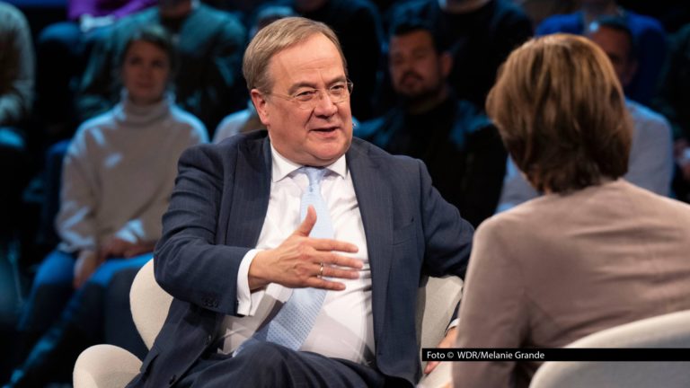 Am 14. Oktober begrüßt Moderatorin Sandra Maischberger u.a. den CDU-Politiker Armin Laschet zu einer neuen Ausgabe ihrer ARD-Talkshow. Gemeinsam blicken sie auf die Friedensbemühungen im Nahen Osten und die Frage, ob eine dauerhafte Waffenruhe möglich ist. Foto © WDR/Melanie Grande