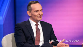 Am 9. Mai lädt Sandra Maischberger ab 22:50 Uhr wieder zu einer Diskussionsrunde im Ersten ein. Diesmal ist u.a. Bundesverkehrsminister Volker Wissing zu Gast. Ein Thema dürfte sein, wie der anhaltende Ampelstreit der deutschen Infrastruktur auf Dauer schadet. (Foto: WDR/Oliver Ziebe)