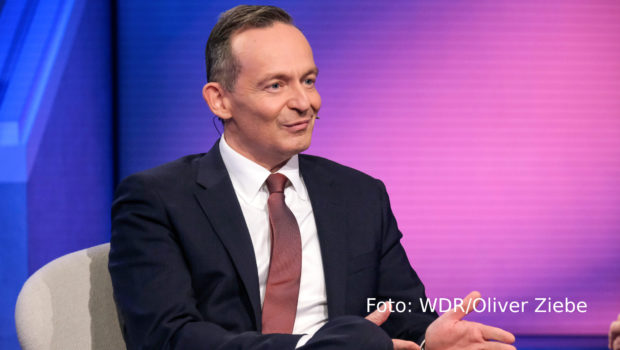 Am 9. Mai lädt Sandra Maischberger ab 22:50 Uhr wieder zu einer Diskussionsrunde im Ersten ein. Diesmal ist u.a. Bundesverkehrsminister Volker Wissing zu Gast. Ein Thema dürfte sein, wie der anhaltende Ampelstreit der deutschen Infrastruktur auf Dauer schadet. (Foto: WDR/Oliver Ziebe)