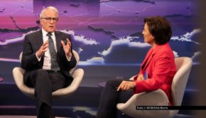 Am 25. März diskutiert Sandra Maischberger in ihrer ARD-Talkshow u.a. mit Rüdiger von Fritsch, dem ehemaligen deutschen Botschafter in Moskau, über die Situation im Nahen Osten und Russlands Einfluss auf den Irankrieg. Foto © WDR/Dirk Borm