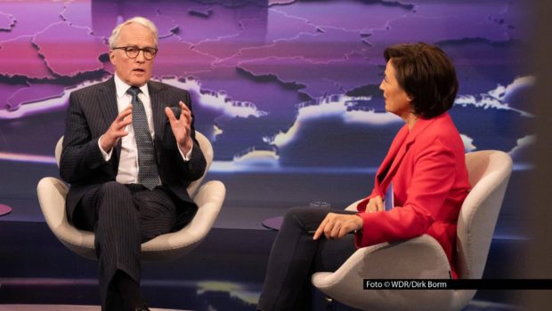 Am 25. März diskutiert Sandra Maischberger in ihrer ARD-Talkshow u.a. mit Rüdiger von Fritsch, dem ehemaligen deutschen Botschafter in Moskau, über die Situation im Nahen Osten und Russlands Einfluss auf den Irankrieg. Foto © WDR/Dirk Borm
